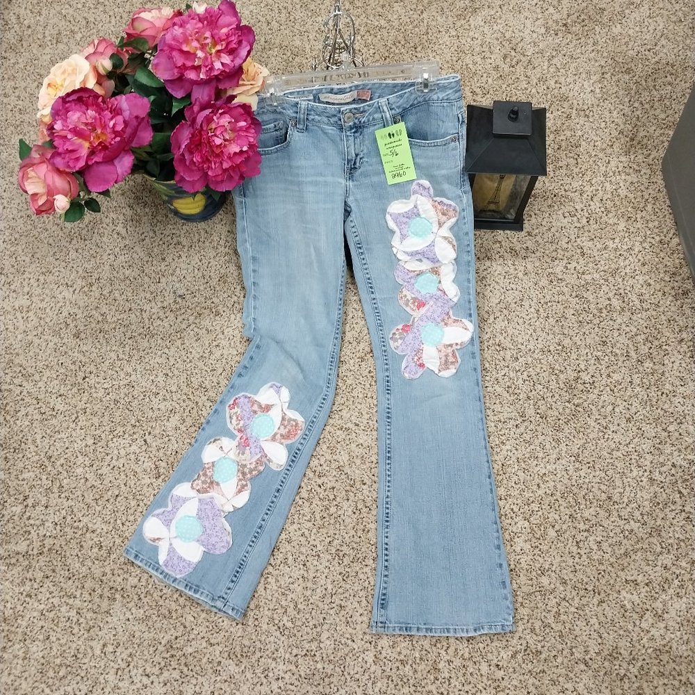 2960 Size 5/6 Aeropostale Appliqued With Quilted Flowers Flare Leg Jeans.
